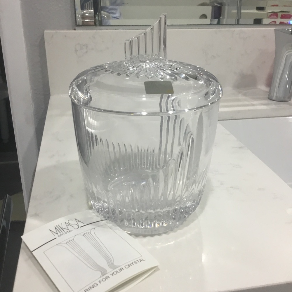 Mikasa Clear Crystal Lidded Container
New in Box. Ready for gifting